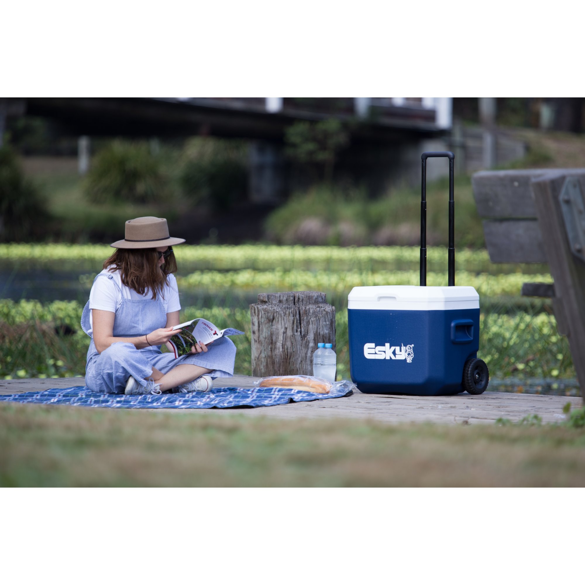 Esky best sale wheeled cooler